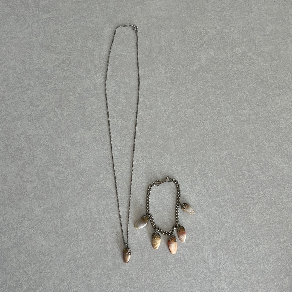 Shell necklace and bracelet set